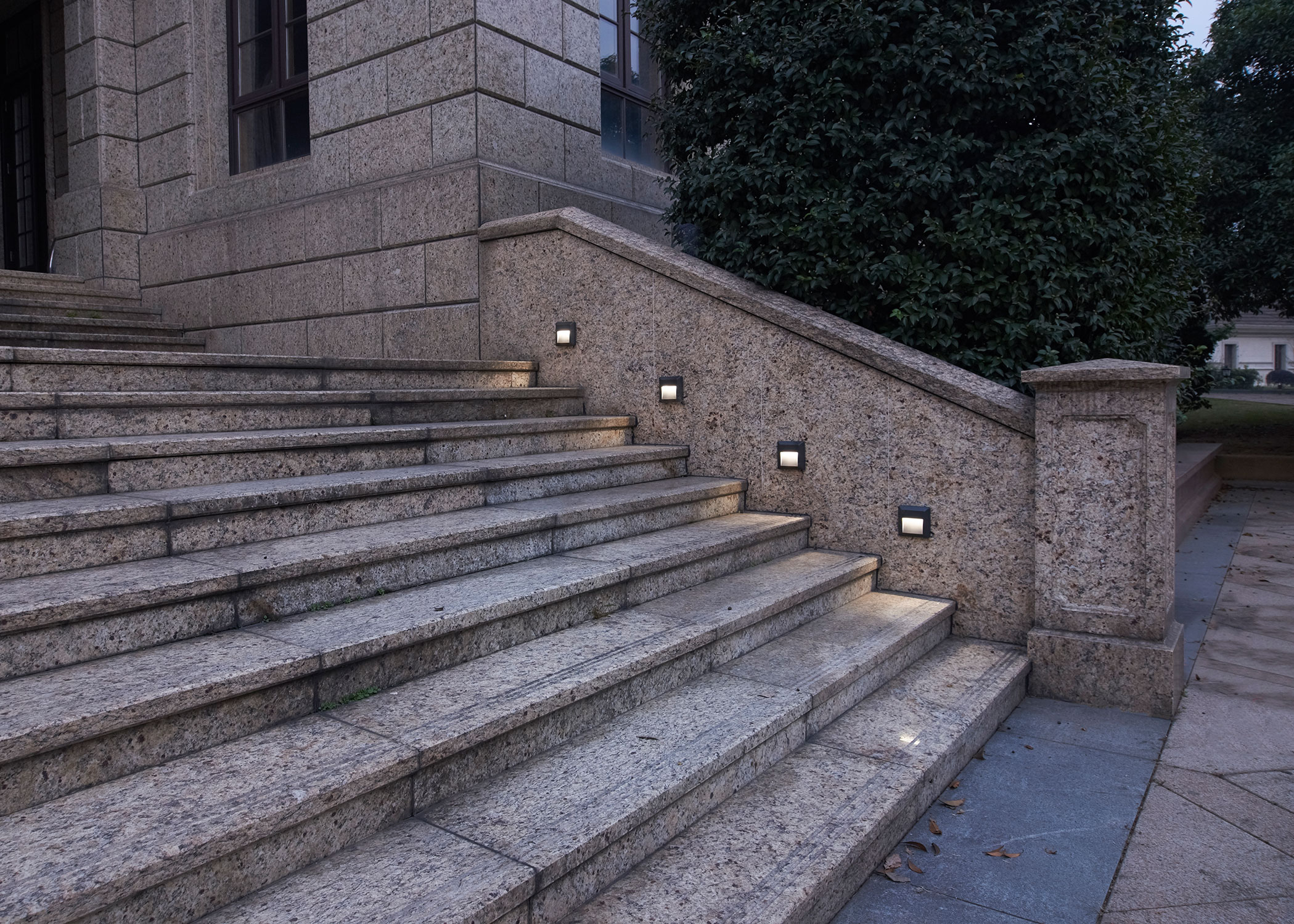 Luminaria LED para sobreponer en muro de uso en exterior ML7403 Illux